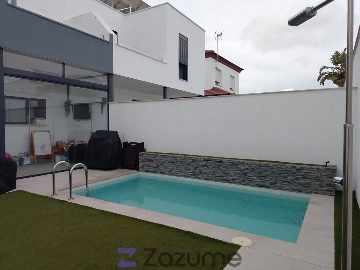 Swimming pool of Houses for rent in Umbrete  with Air Conditioner, Heating and Parquet flooring