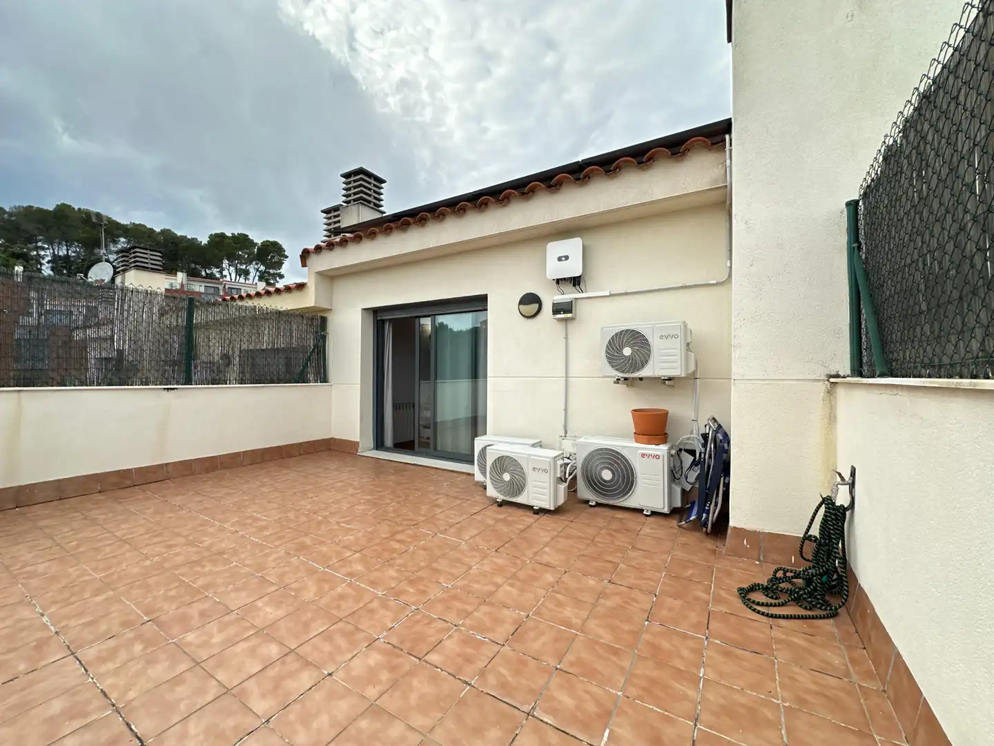 Terrasse von Einfamilien-Reihenhaus zum Verkauf in Sant Esteve Sesrovires mit Klimaanlage, Heizung und Privatgarten