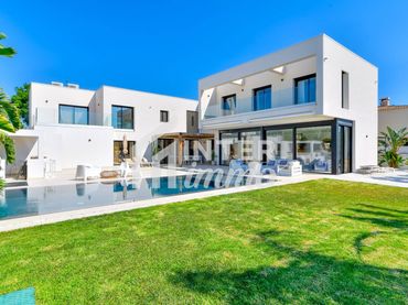 Casa amb piscina en venda a SECTOR MEDES 17