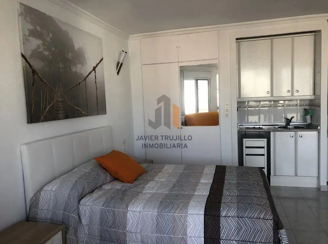 Dormitori de Estudi de lloguer en Vélez-Málaga amb Aire condicionat, Piscina i Moblat