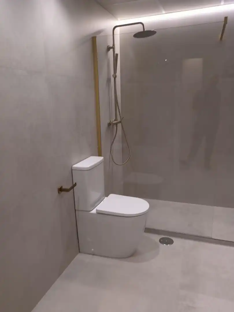 Badezimmer von Wohnung zur Miete in Marbella mit Klimaanlage, Heizung und Terrasse