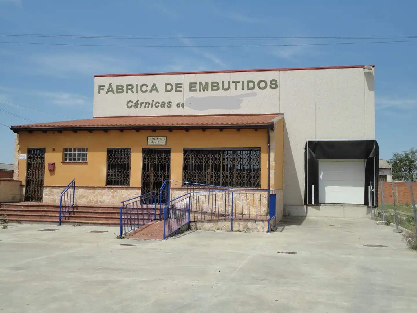 Vista exterior de Nau industrial en venda en Guijuelo amb Calefacció i Alarma
