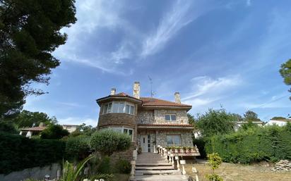 Vista exterior de Casa o xalet en venda en Villalbilla amb Piscina