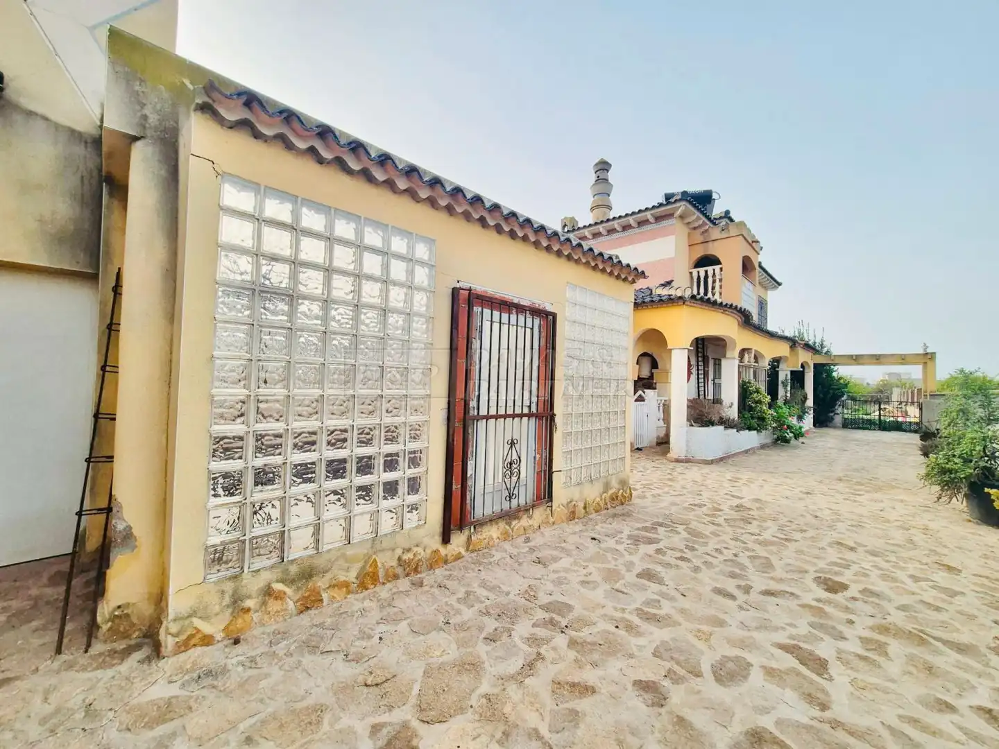 Vista exterior de Casa o xalet en venda en Orihuela amb Jardí privat, Terrassa i Piscina