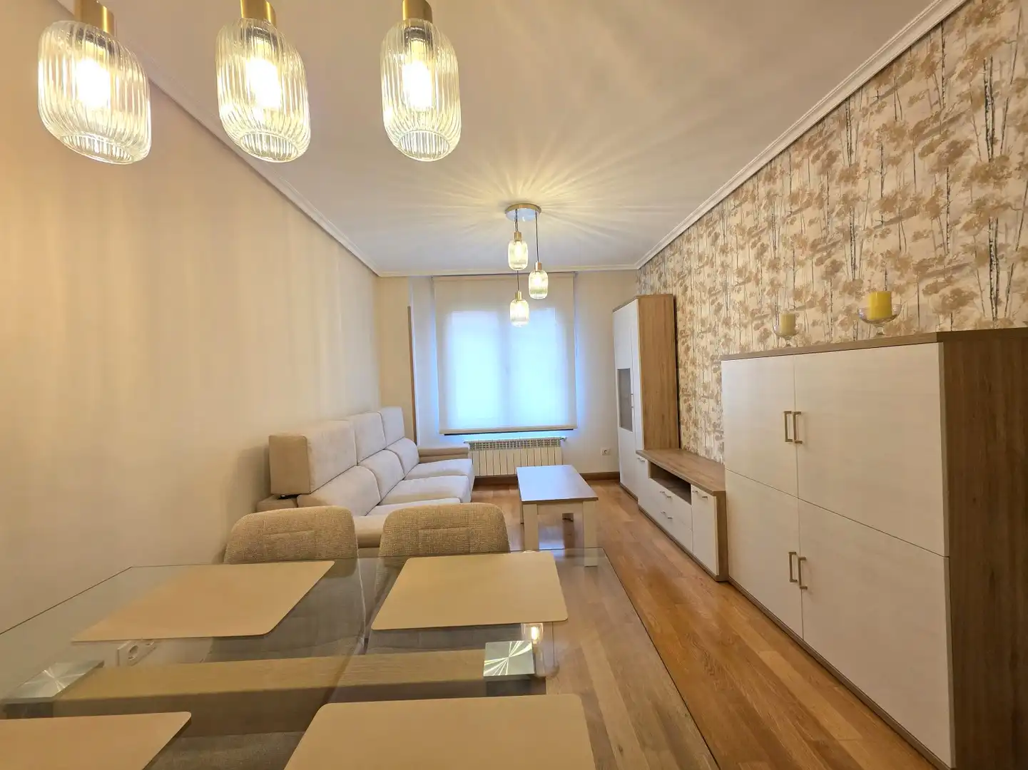 Sala d'estar de Pis de lloguer en Oviedo  amb Calefacció, Parquet i Traster