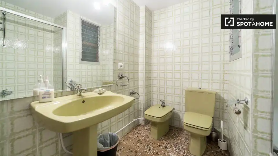 Baño de Piso de alquiler en Valencia con Aire acondicionado, Calefacción y Amueblado