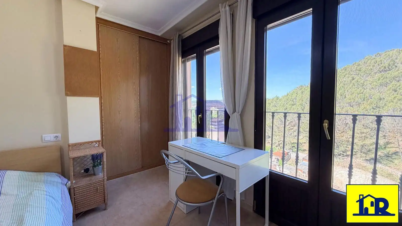 Habitación de Dúplex en venta en Cuenca con Calefacción, Trastero y Amueblado