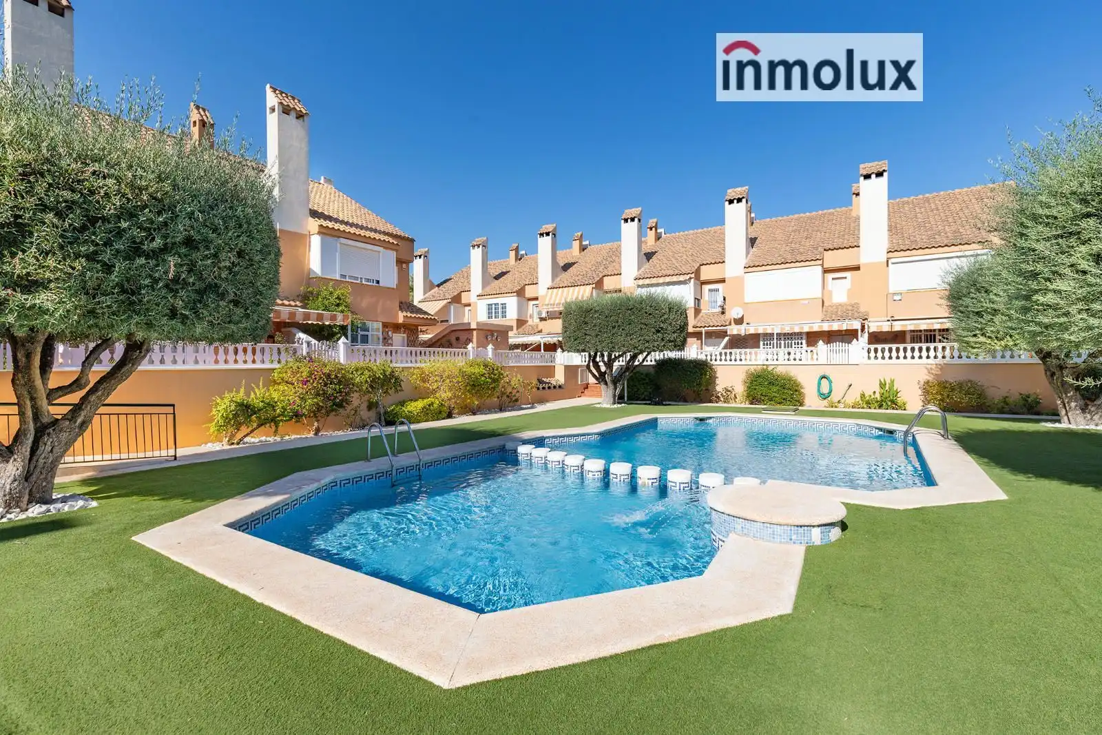 Adossat amb piscina en venda a Calle Remo