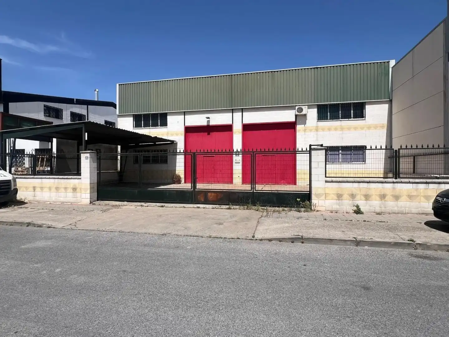 Vista exterior de Nave industrial en venta en Utrera
