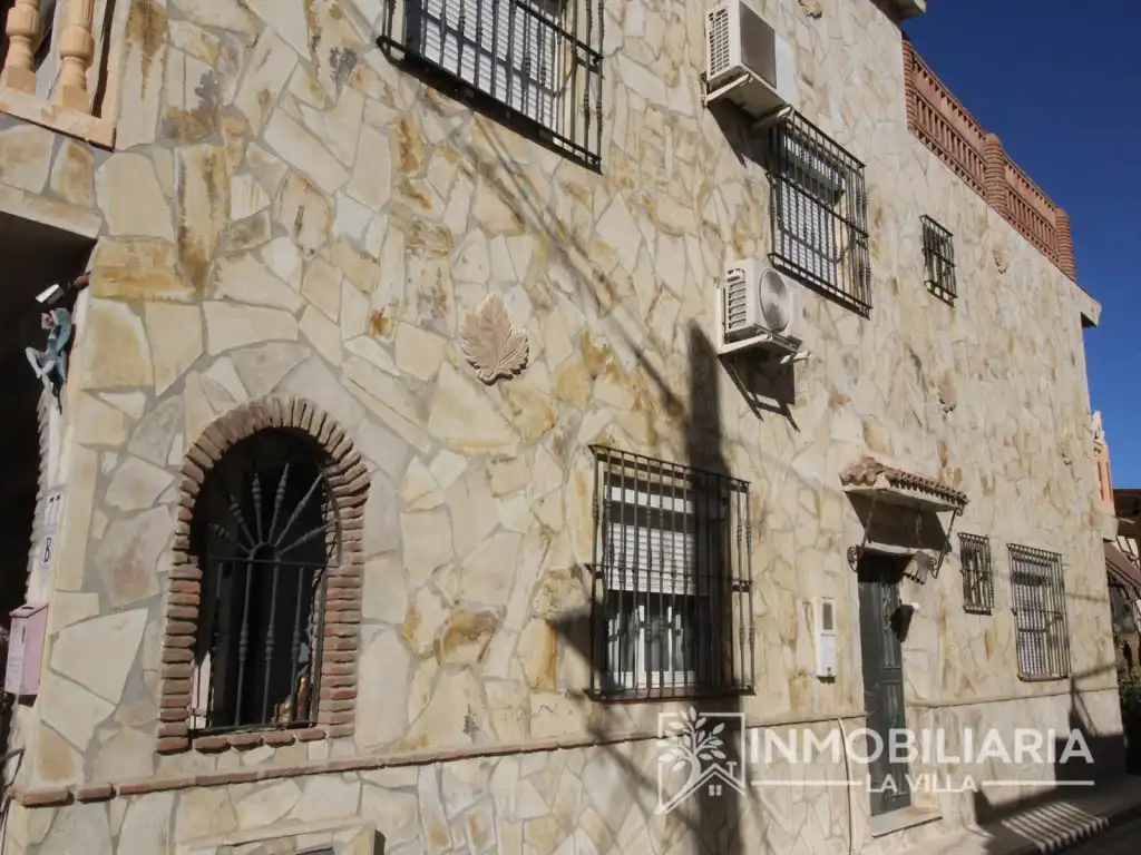 Vista exterior de Casa o xalet en venda en Alhaurín de la Torre amb Aire condicionat, Moblat i Rentadora