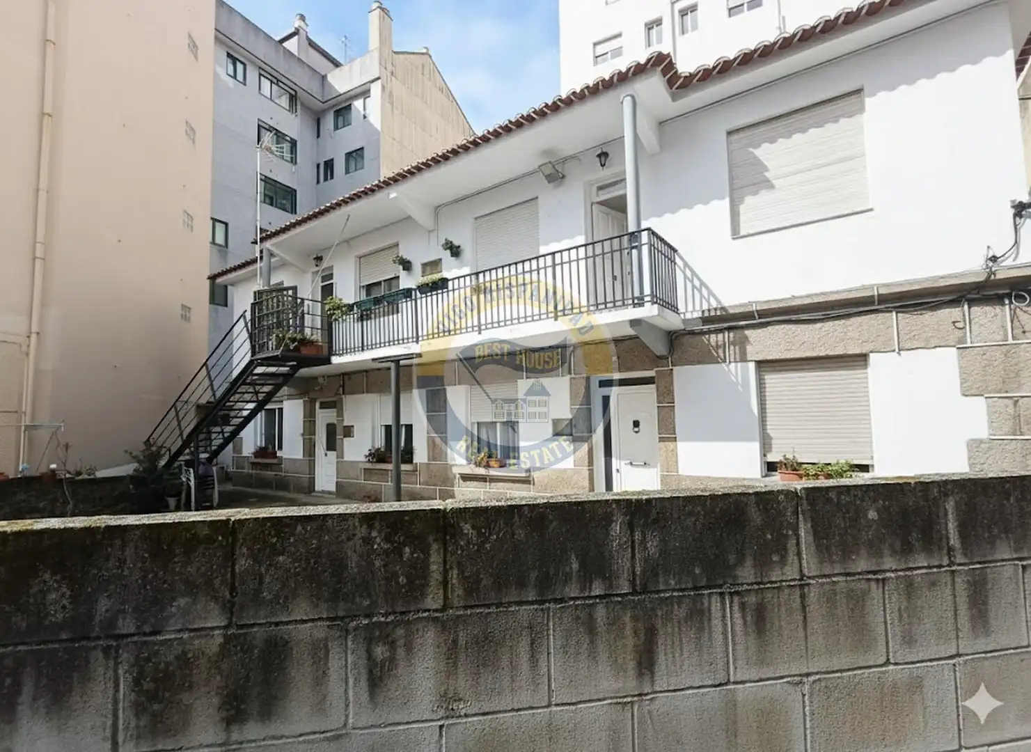 Vista exterior de Casa o xalet en venda en Vigo  amb Terrassa i Moblat