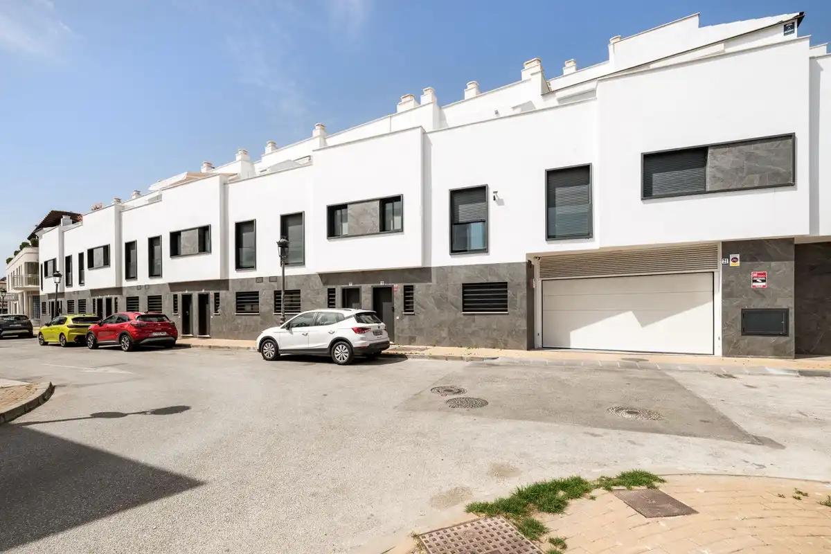 Vista exterior de Casa adosada en venta en Estepona con Aire acondicionado, Terraza y Trastero