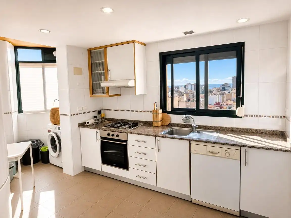 Küche von Dachboden zur Miete in Alicante / Alacant mit Terrasse, Abstellraum und Möbliert