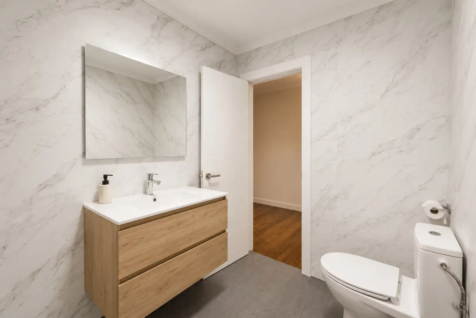 Bathroom of Office for rent in Oviedo 