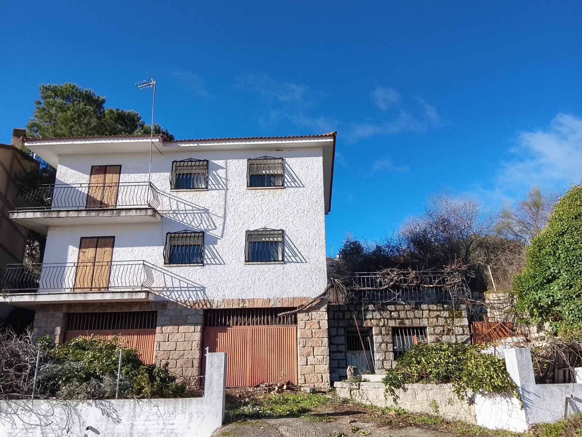 Vista exterior de Casa o xalet en venda en El Hoyo de Pinares  amb Jardí privat, Terrassa i Traster
