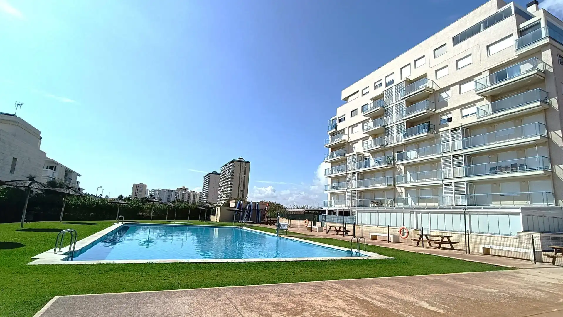 Piscina de Apartamento de alquiler en El Puig de Santa Maria con Aire acondicionado, Calefacción y Terraza