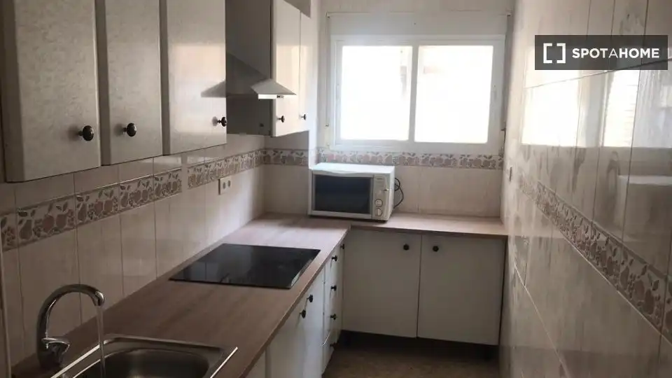 Cuina de Pis de lloguer en Jaén amb Aire condicionat, Calefacció i Moblat