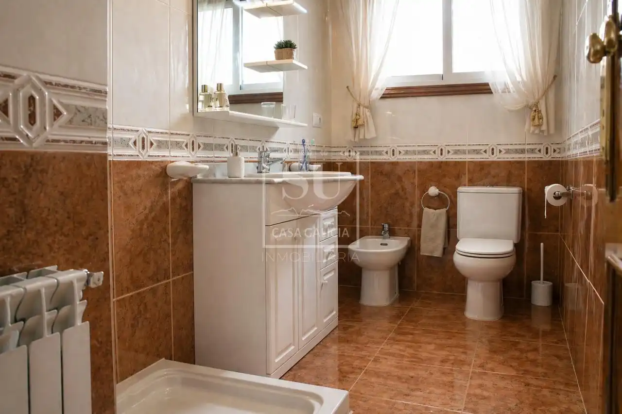 Badezimmer von Haus oder Chalet zum Verkauf in Oia mit Heizung, Privatgarten und Terrasse