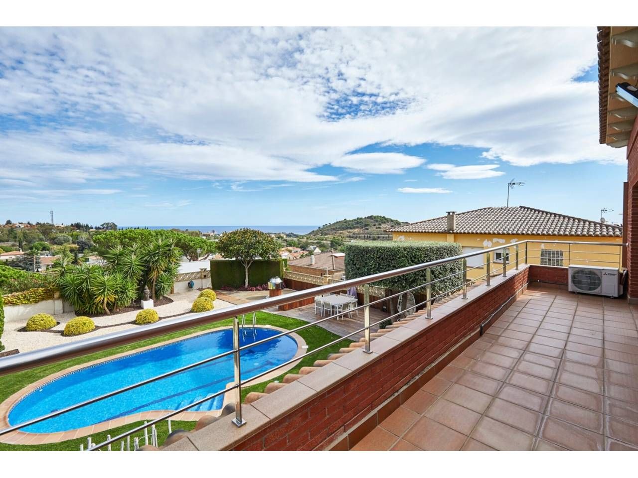 Piscina de Casa o xalet en venda en Badalona amb Aire condicionat, Calefacció i Jardí privat