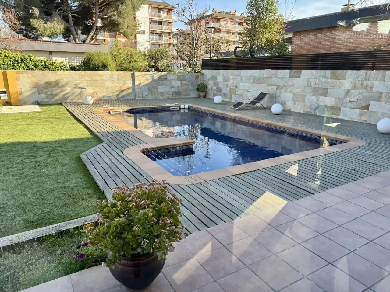 Piscina de Casa o xalet en venda en Cerdanyola del Vallès