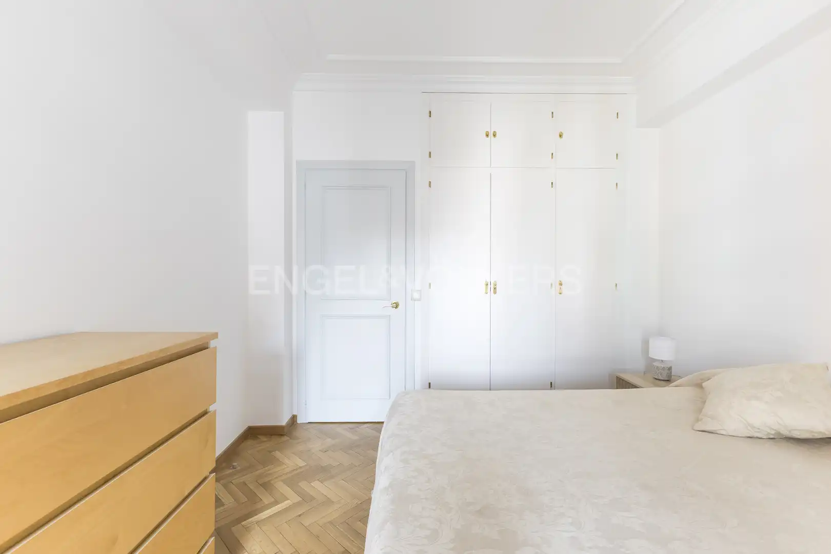 Dormitori de Pis de lloguer en Madrid amb Calefacció, Parquet i Terrassa