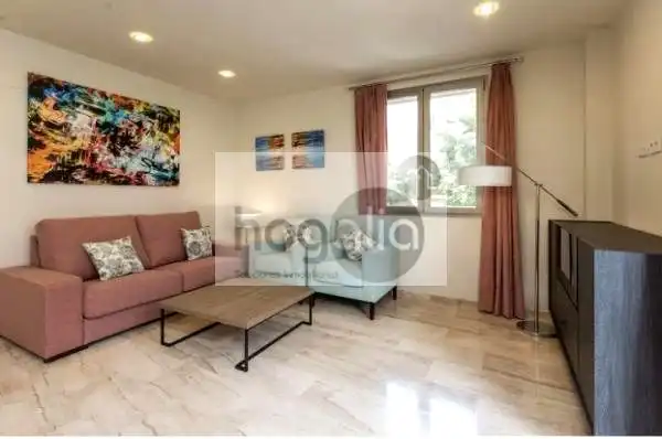 Sala d'estar de Pis de lloguer en Sevilla amb Aire condicionat, Terrassa i Moblat