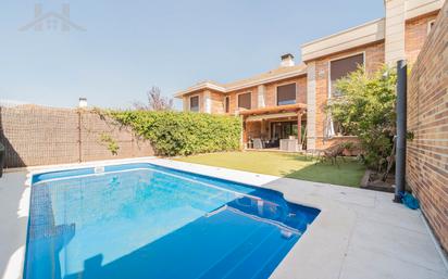 Jardí de Casa o xalet en venda en Majadahonda amb Aire condicionat, Terrassa i Piscina