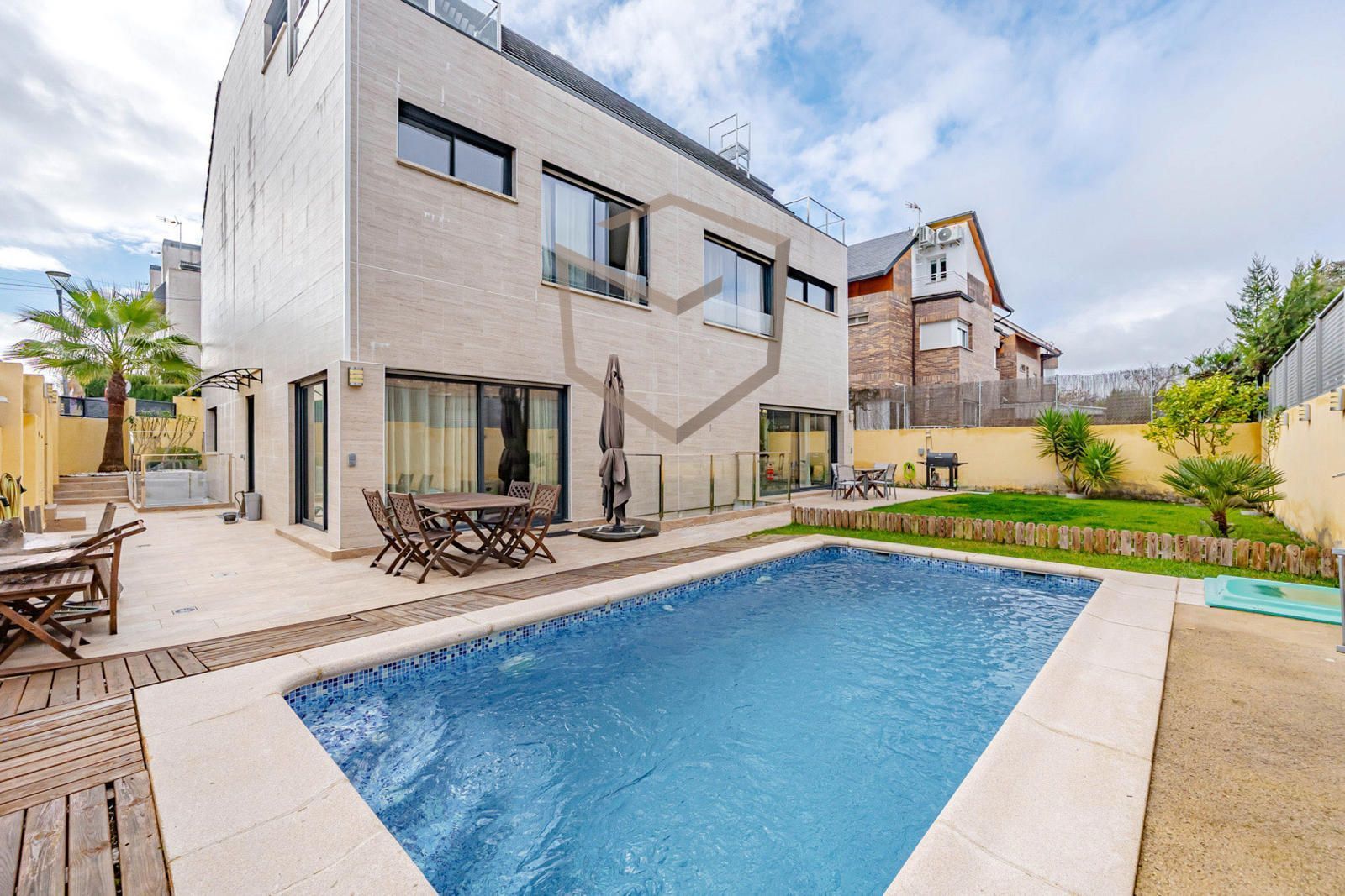 Swimming pool of Single-family semi-detached for sale in Pozuelo de Alarcón  with Air Conditioner, Heating and Terrace