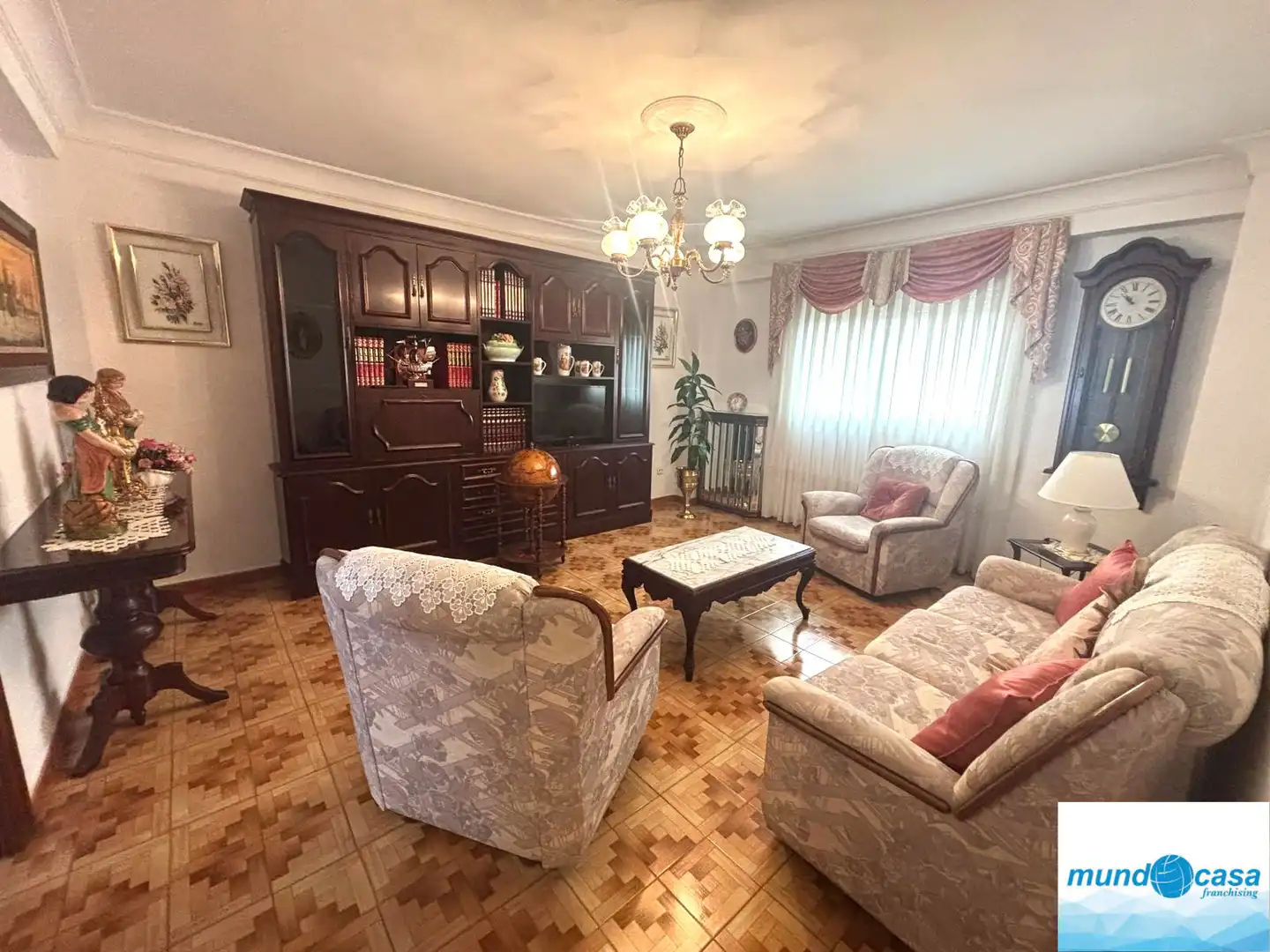 Living room of Flat for sale in Zaragoza  with Heating, Terrace and Furnished