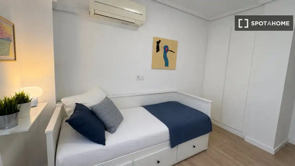 Habitación de Apartamento para compartir en Valencia con Aire acondicionado, Terraza y Amueblado
