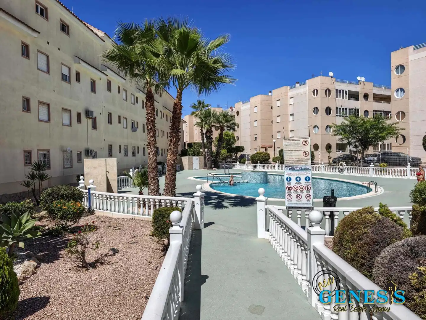 Piscina de Apartament en venda en Zona Carrefour - Urbanizaciones