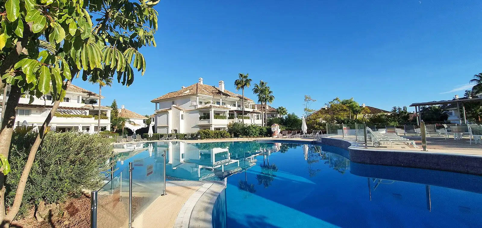 Außenansicht von Wohnungen zum Verkauf in Marbella mit Klimaanlage, Terrasse und Abstellraum