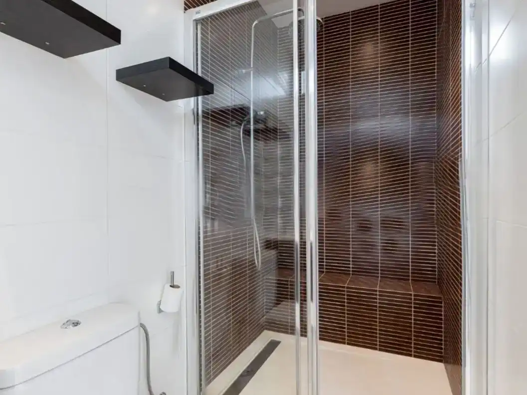 Baño de Dúplex de alquiler en Mataró con Aire acondicionado, Parquet y Balcón