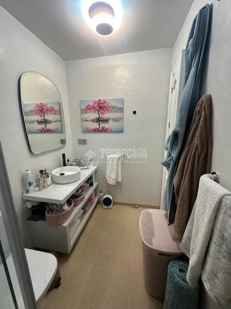 Bathroom of Flat for sale in Sevilla  with Air Conditioner, Heating and Furnished
