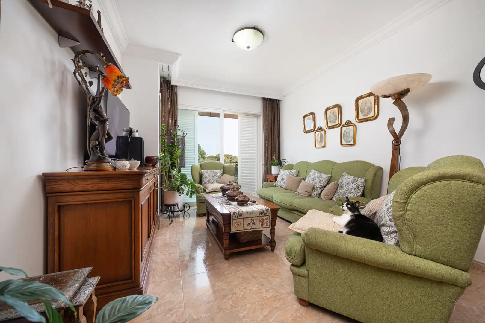 Living room of Flat for sale in Alcúdia  with Air Conditioner, Furnished and Oven