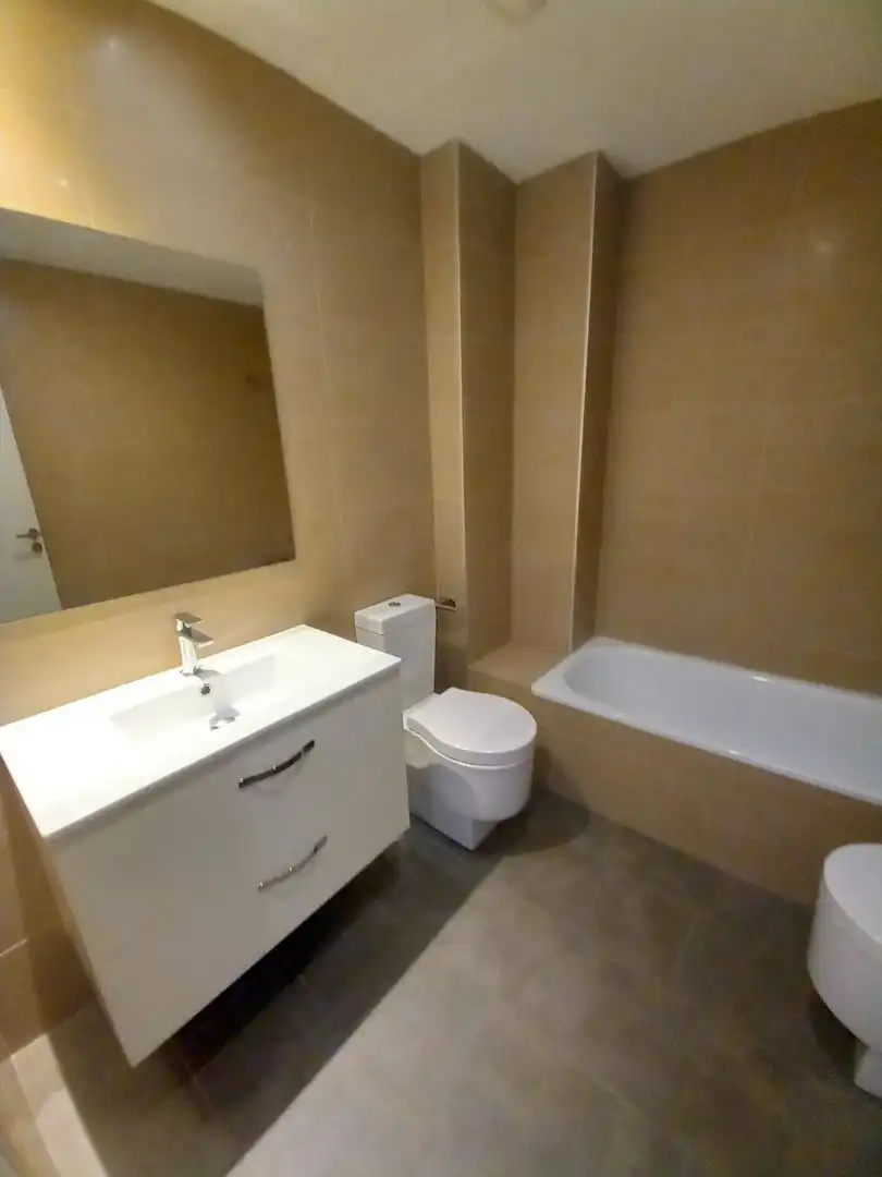 Baño de Piso de alquiler en Málaga con Terraza, Trastero y Horno