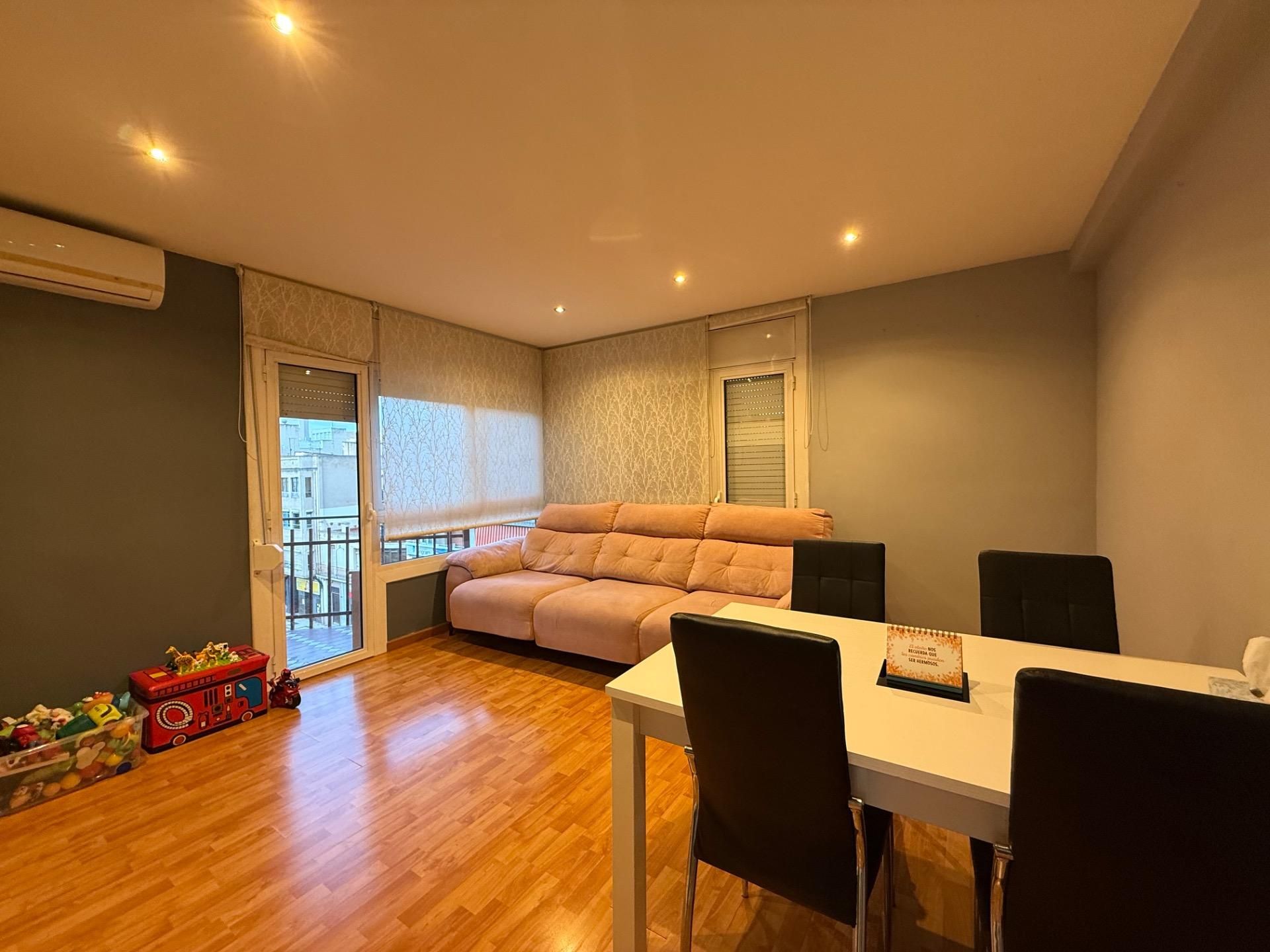 Sala d'estar de Pis en venda en Tortosa amb Parquet, Terrassa i Balcó