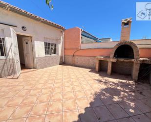 Vista exterior de Casa o xalet en venda en Torrevieja amb Terrassa