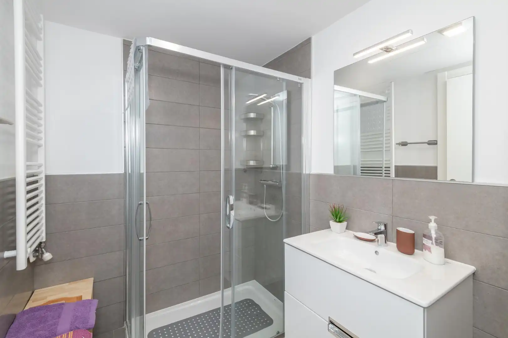 Bany de Apartament de lloguer en Girona amb Parquet i Piscina comunitària