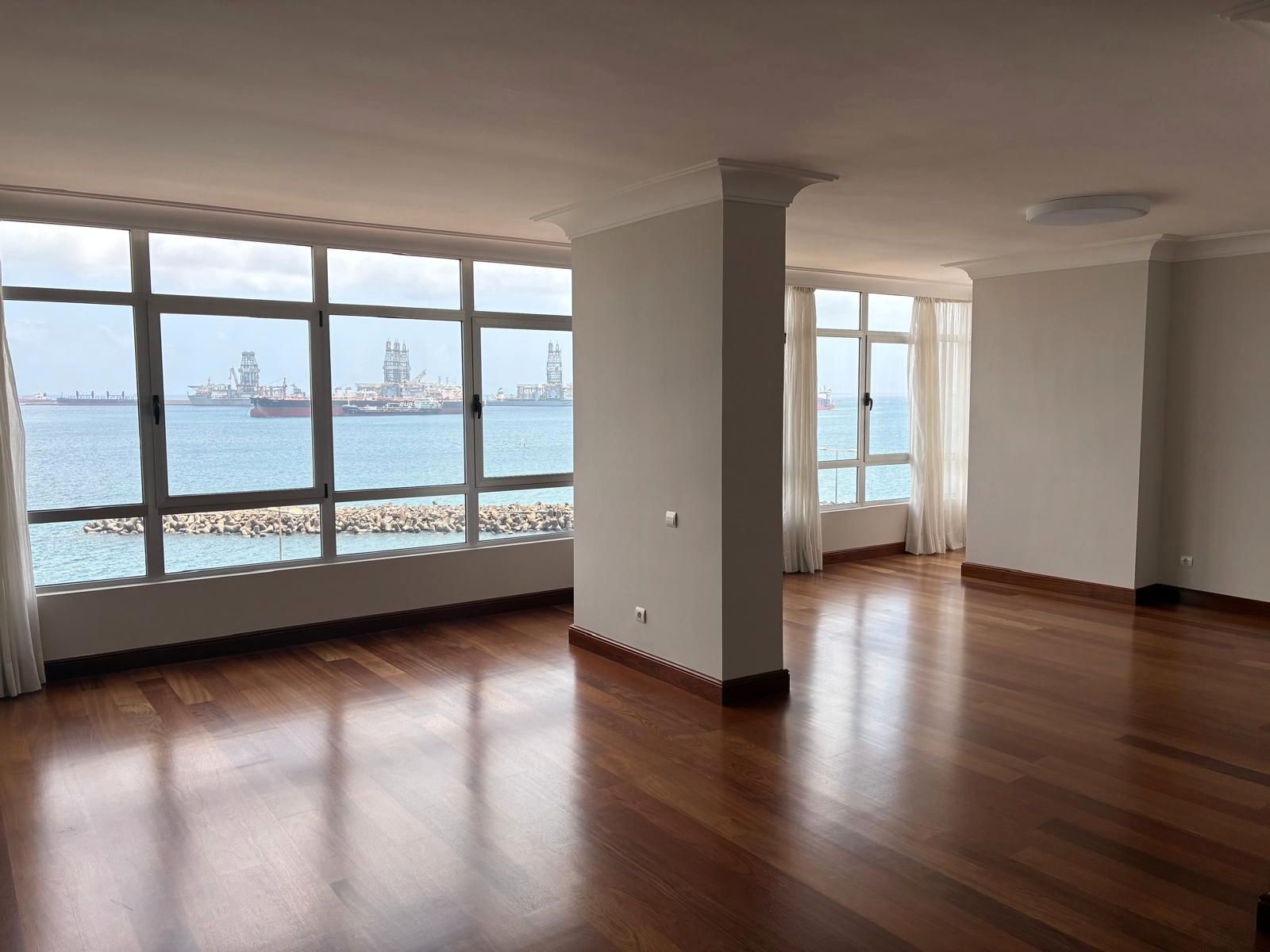 Living room of Flat to rent in Las Palmas de Gran Canaria  with Parquet flooring, Oven and Washing machine