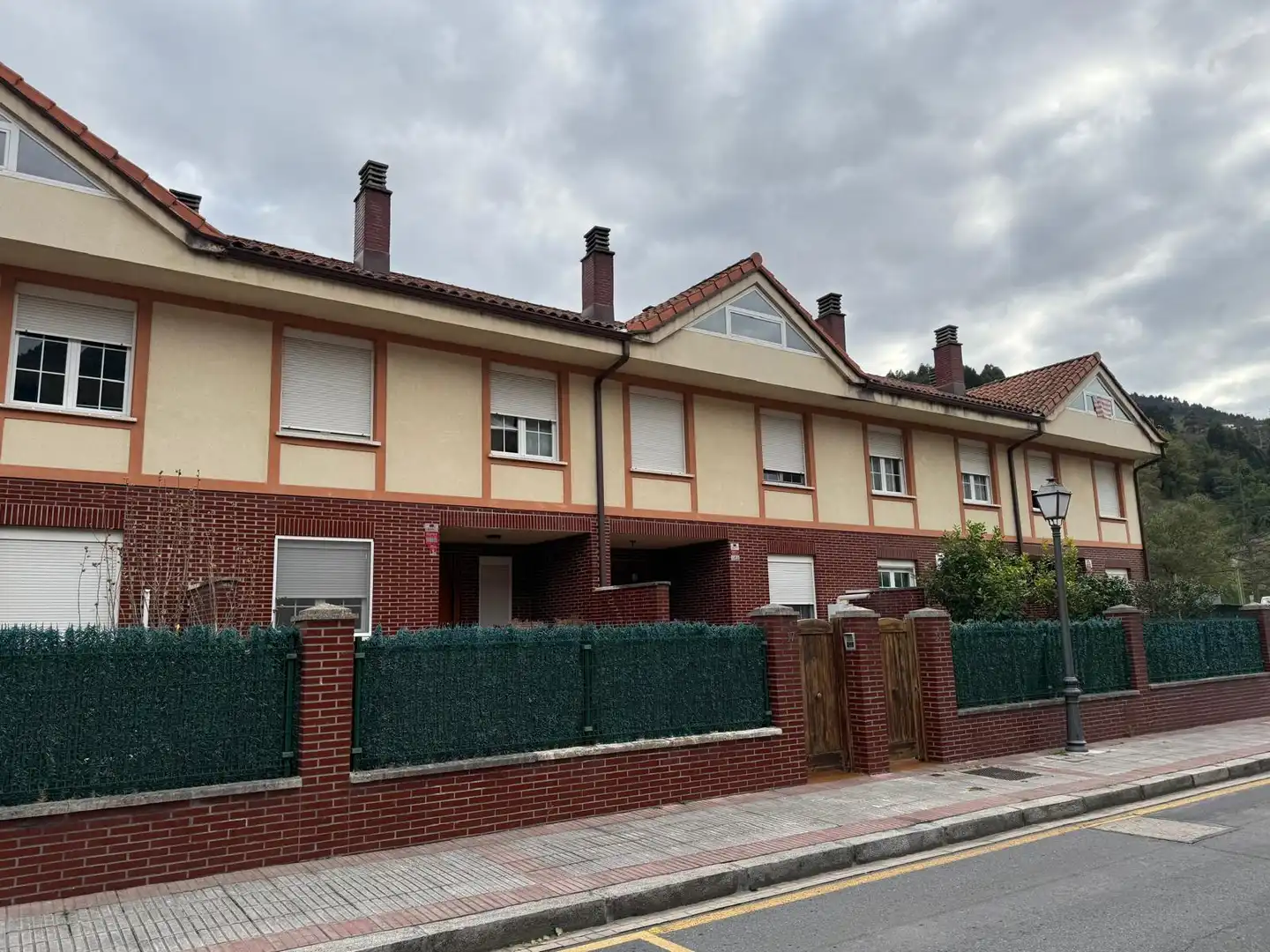 Vista exterior de Casa adosada en venta en Alonsotegi con Calefacción, Jardín privado y Trastero