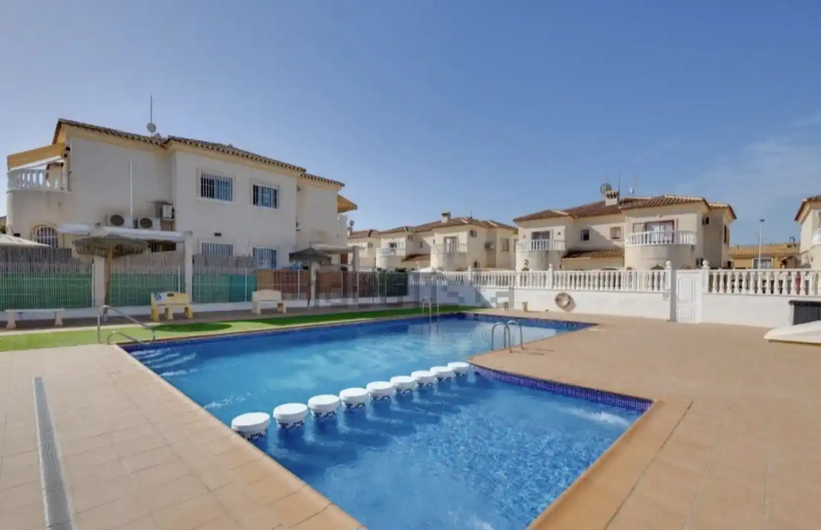 Piscina de Casa adosada en venda en Torrevieja amb Aire condicionat
