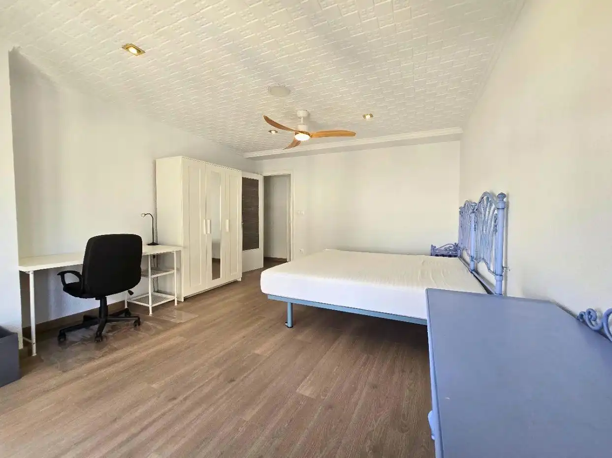 Habitación de Piso de alquiler en Elche / Elx con Amueblado y Balcón