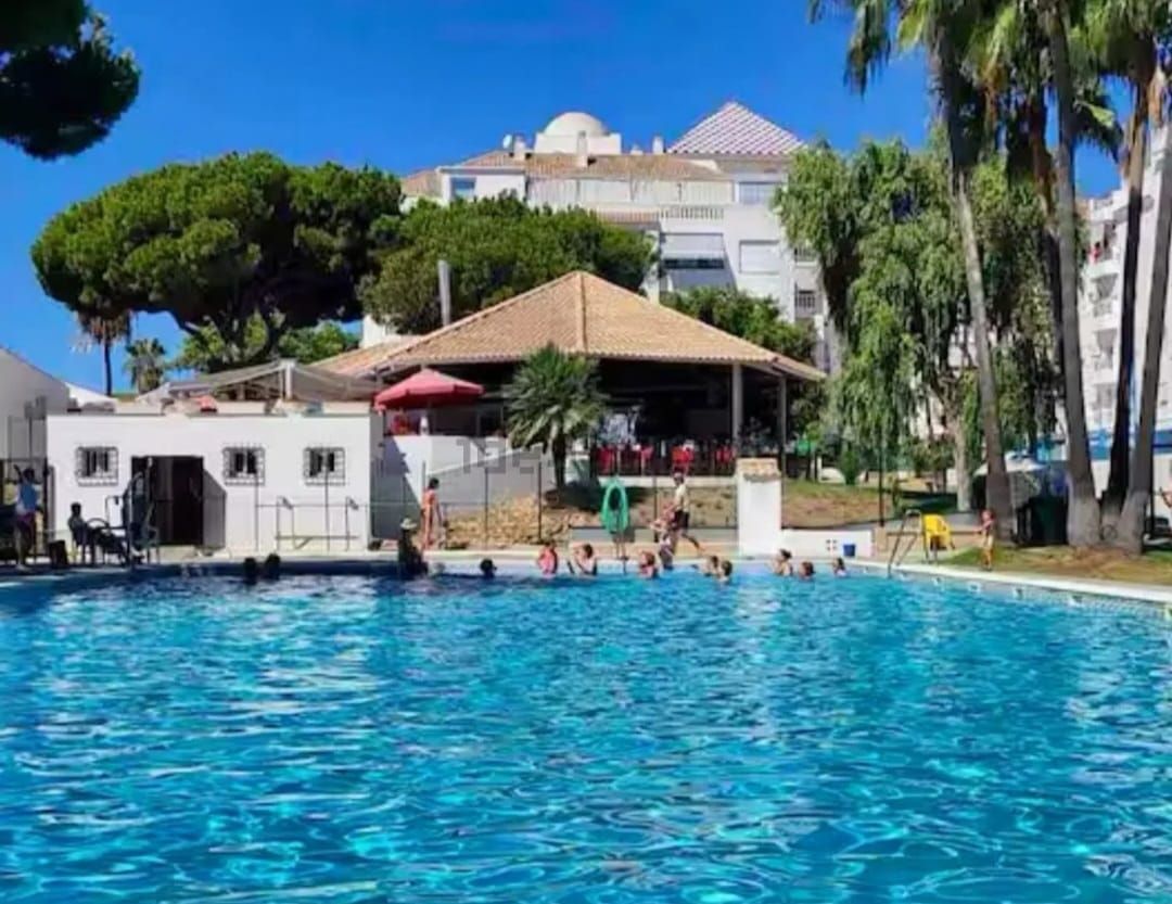 Piscina de Apartament de lloguer en El Portil amb Piscina comunitària