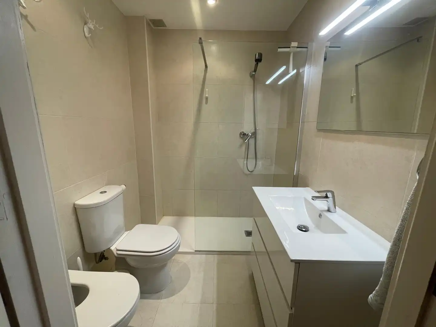 Badezimmer von Dachboden zum Verkauf in Marbella mit Parkett, Terrasse und Ofen