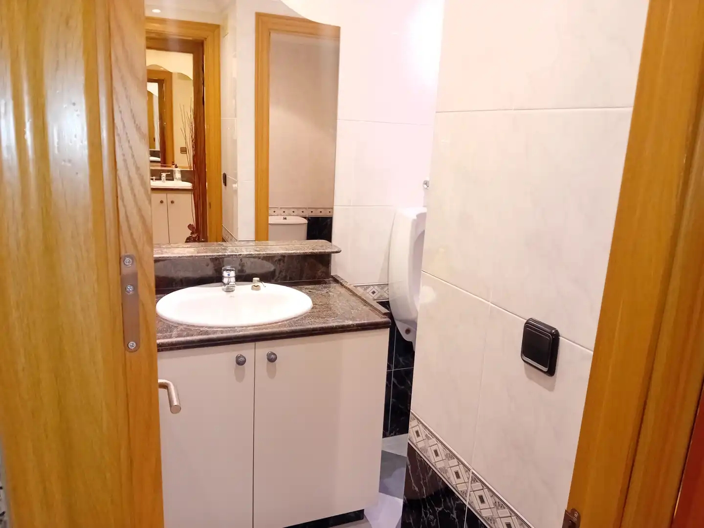 Baño de Local en venta en Salt con Calefacción, Terraza y Amueblado