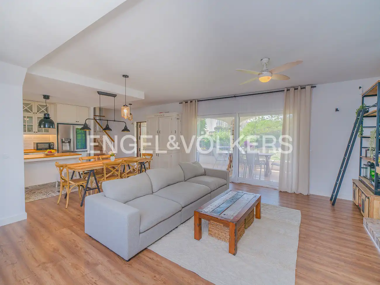 Sala de estar de Casa o chalet en venta en El Campello con Aire acondicionado, Calefacción y Jardín privado