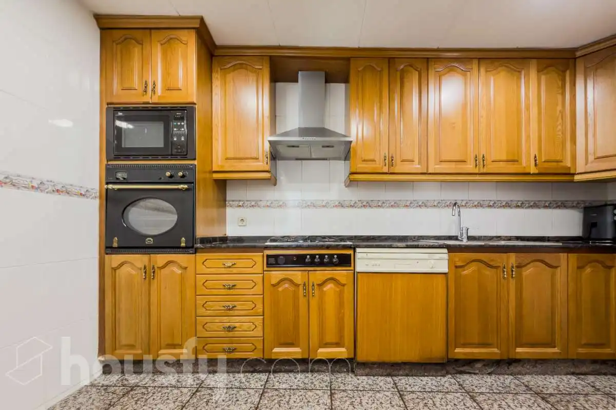 Kitchen of Houses for sale in Santa Coloma de Gramenet  with Air Conditioner, Heating and Private garden