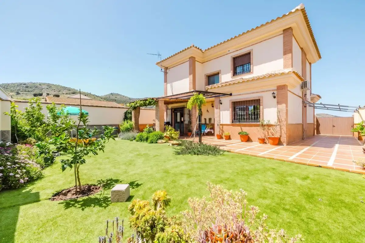 Casa amb terrassa en venda a Calle Avenida de los Pradillos