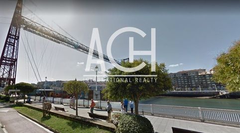 Vivienda de 215m2, con terraza y dos parcelas de garaje y trastero, al lado del Puente Colgante de Las Arenas, Getxo; dispone de 4